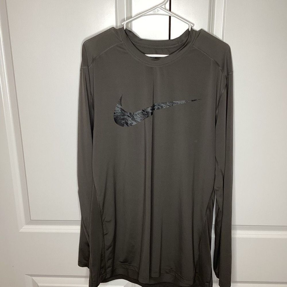 Mens Nike Long Sleeved performance Dri-fit tee shirt XL‎